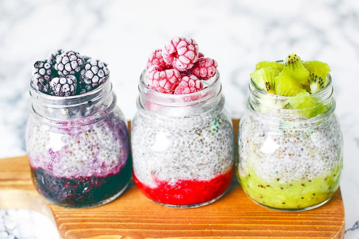 Portable meals for travel featuring chia seed pudding jars with blueberries